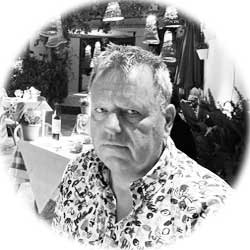 Wil in Schwarz-Weiß, auf einer Terrasse mit gedeckten Tischen und Laternen