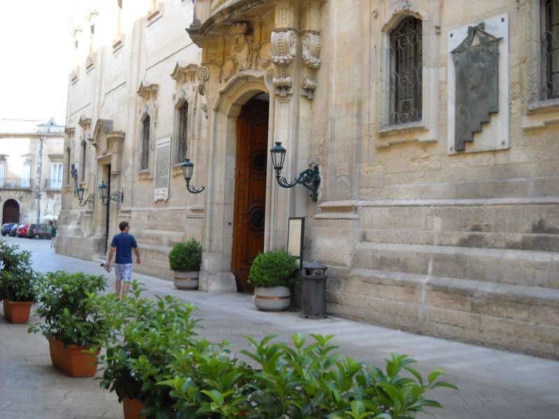 Gasse mit Barockfassaden in Lecce