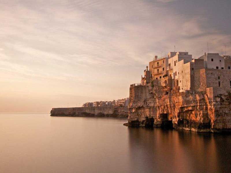 Polignano a Mare auf den Klippen über dem Meer bei Sonnenaufgang