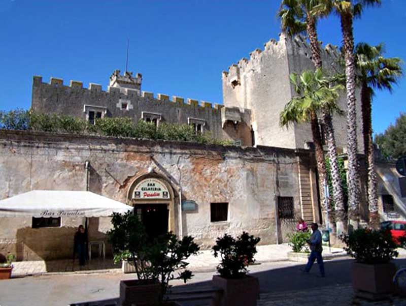Das Kastell von San Vito dei Normanni mit Palmen