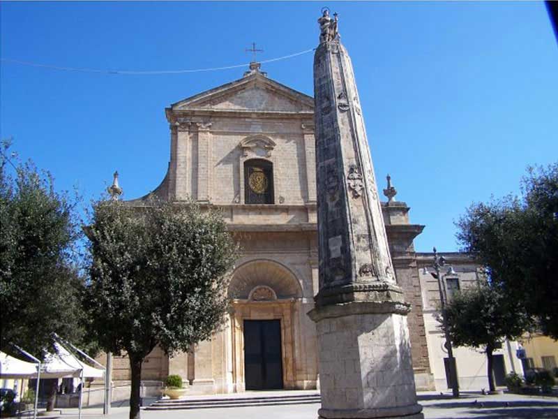 Kirche mit Obelisk auf dem Platz von San Vito dei Normanni