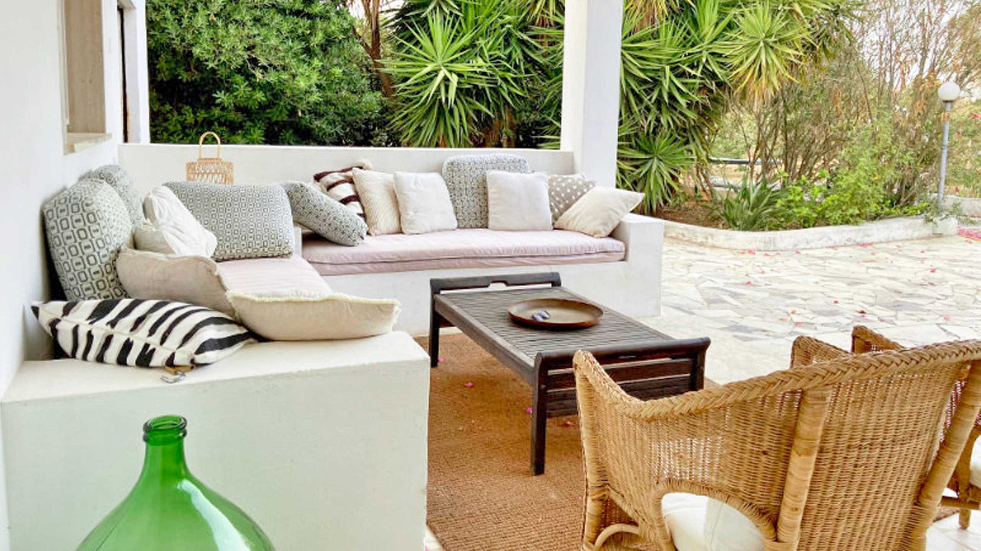 Loungesofa mit Kissen auf der Veranda von Villa Gabellotti