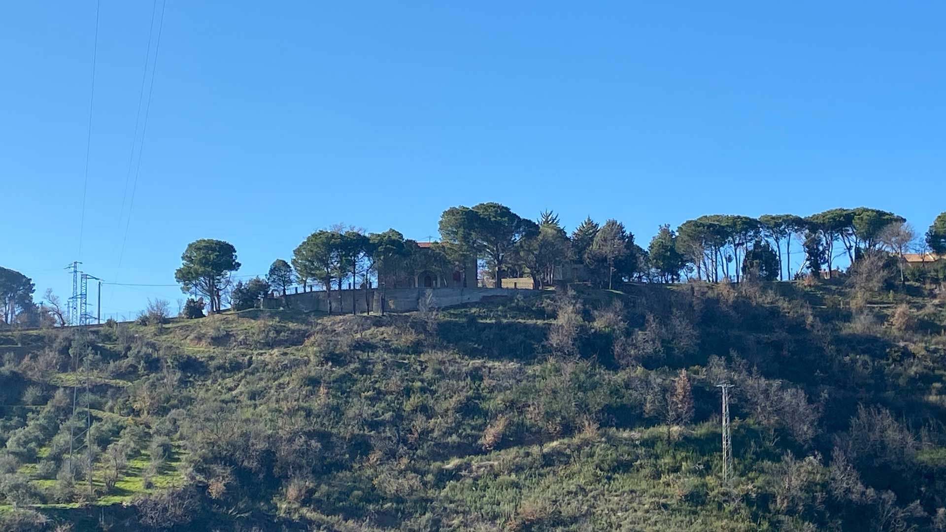 Villa Grimiti auf einem Hügel zwischen den Pinien in Kalabrien