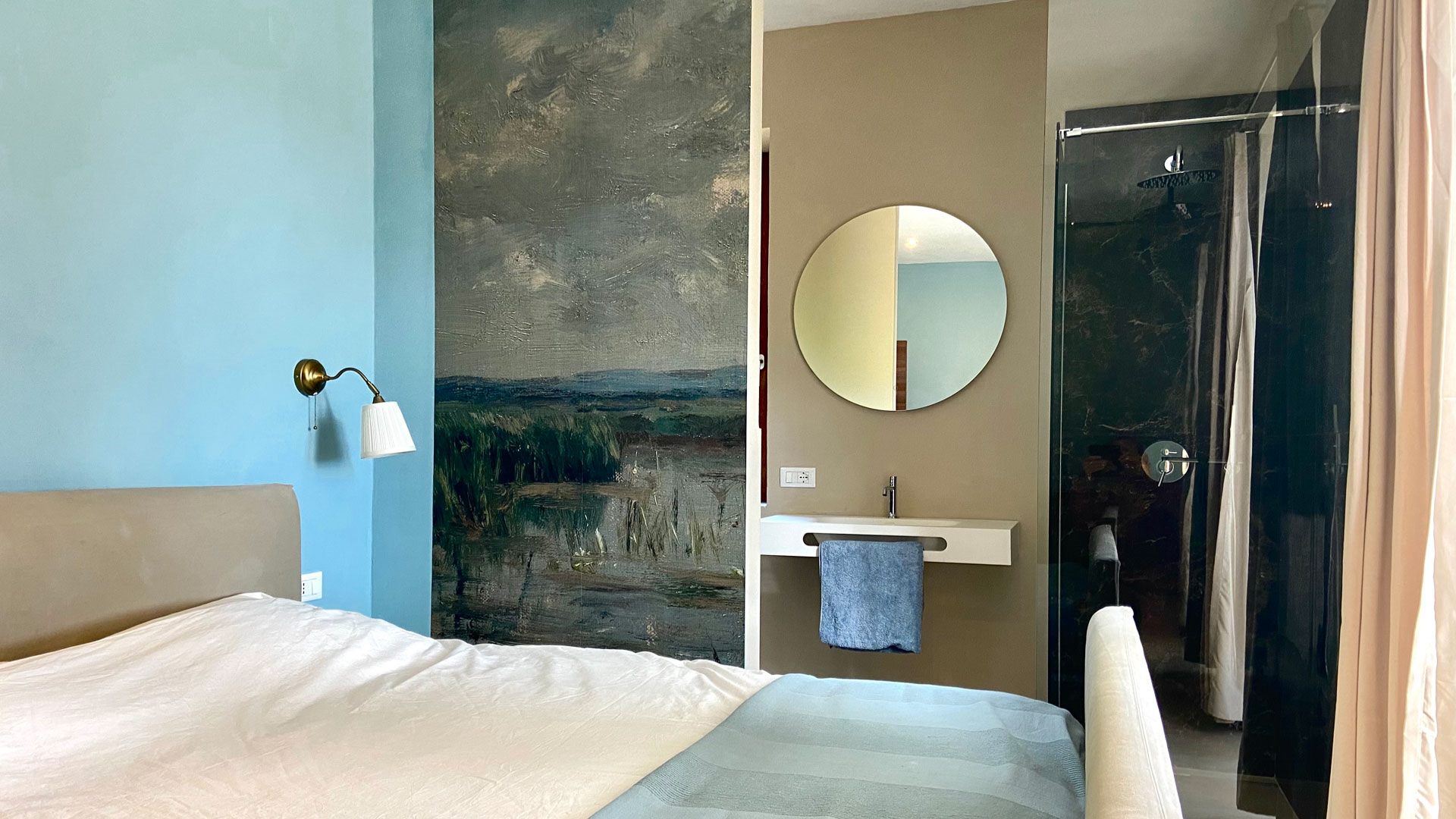 Slaapkamer met eigen badkamer in Villa Grimiti
