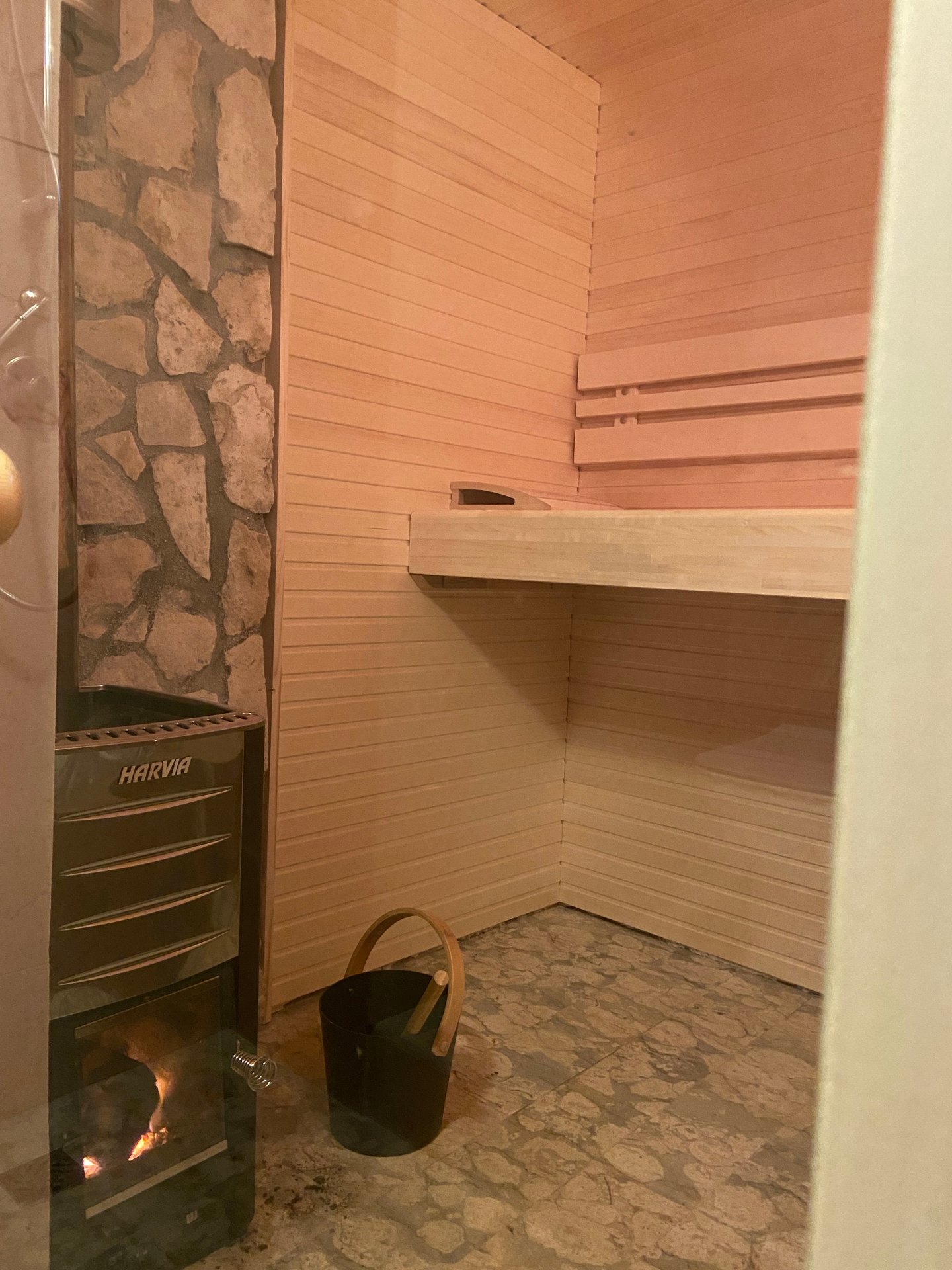 Sauna von Villa Gabellotti mit Holzbänken und einem Saunaofen