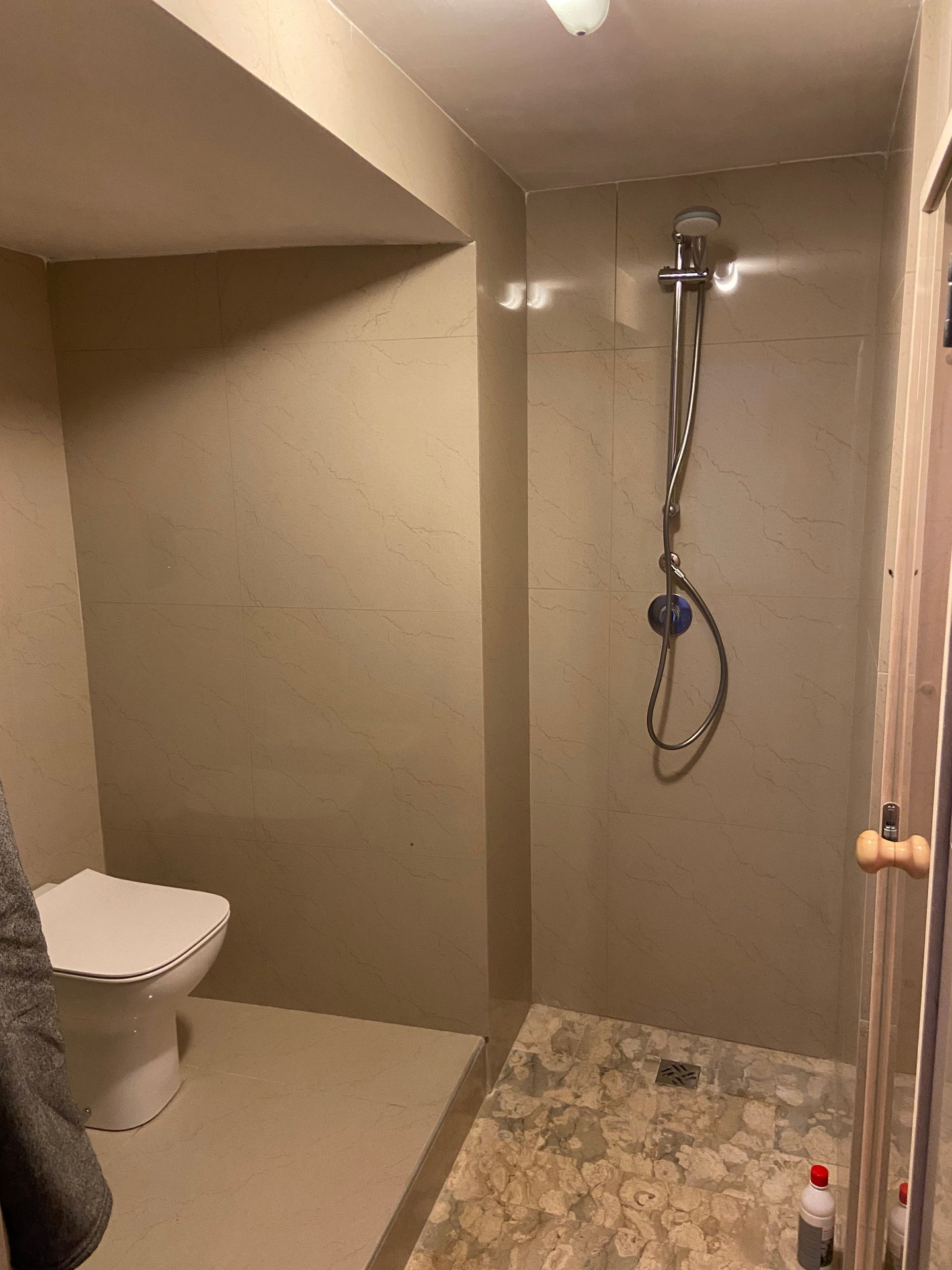 Dusche und WC im Saunaraum von Villa Gabellotti